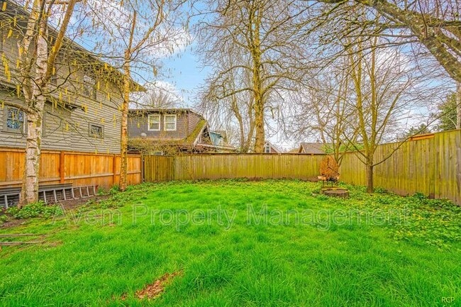 Building Photo - 626 NE Russell St