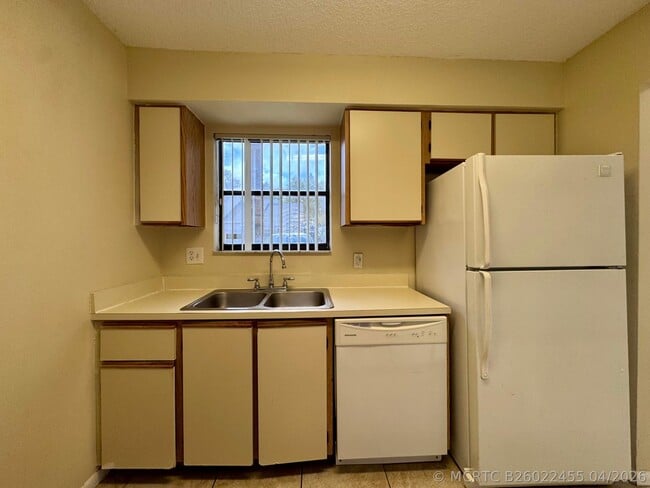Building Photo - 704 Riverside Dr