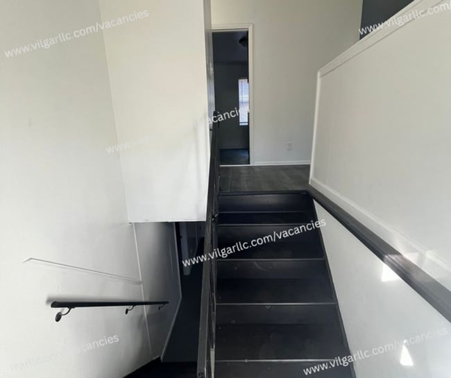 Building Photo - 3 spacious bedrooms, 2 full bathrooms home...