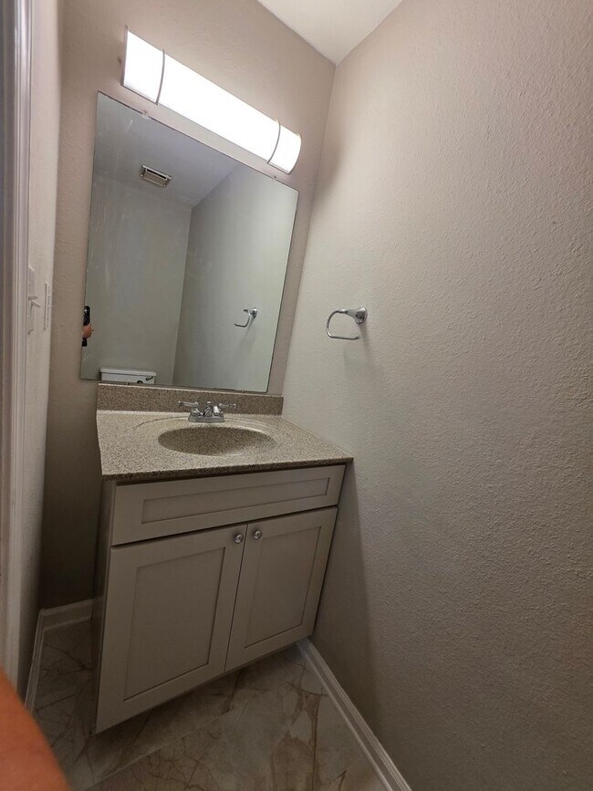 Building Photo - Move in Ready Townhouse l!