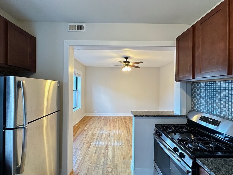 Building Photo - 3535 N Racine Ave