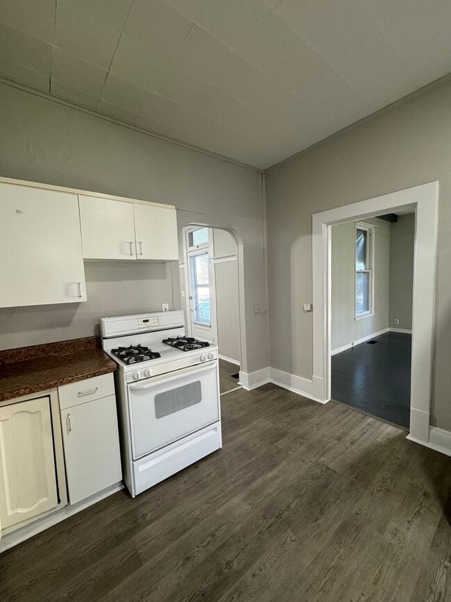 Building Photo - RENT SPECIAL: $300 off second month's rent...