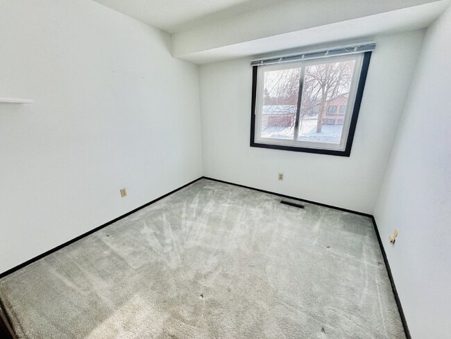 Building Photo - Nice Single family home 4-Bedroom Retreat with 2 Baths in Eagan – Your Perfect Home Awaits