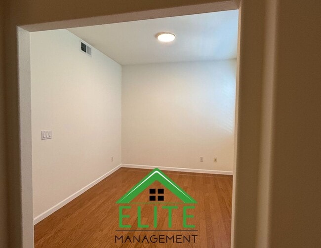 Building Photo - Prime location in Communications Hill with...