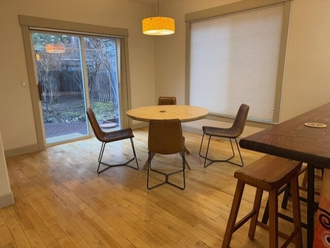 Building Photo - Partially furnished sort term  West Side Location