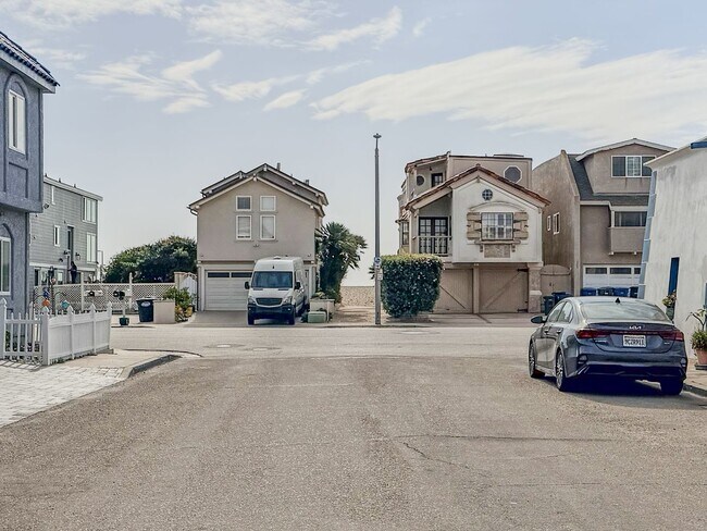 Building Photo - 108 Los Angeles Ave