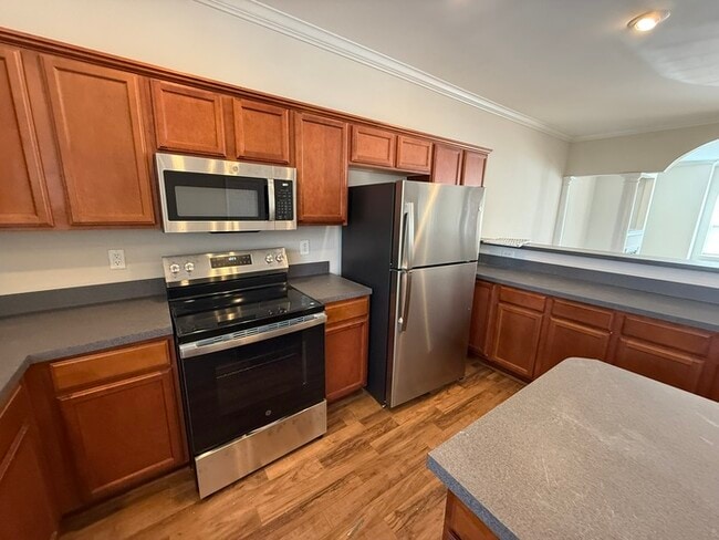 Building Photo - Beautiful 3 Bedroom 2.5 Bath SPACIOUS town home! Community Playground and Picnic area!