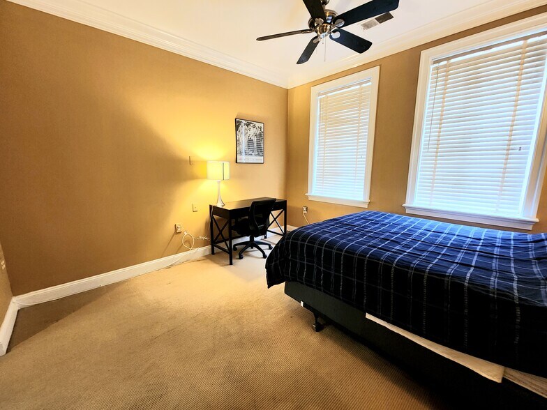 Building Photo - 8 Andrew Pl