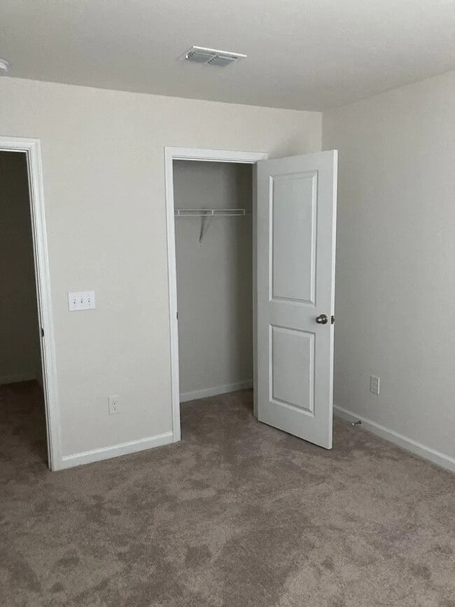 Building Photo - 5 Bedrooms 2.5 Bedrooms