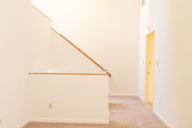 Building Photo - 2 Bedroom Townhouse Available in July