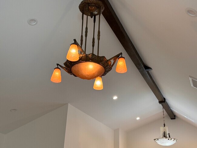 Building Photo - 2111 Hyperion Ave