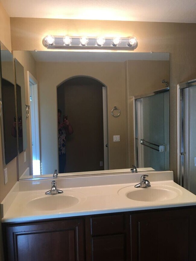 Building Photo - Upgraded Beautiful 3 bedroom 2.5 bath townhouse in The Cottages