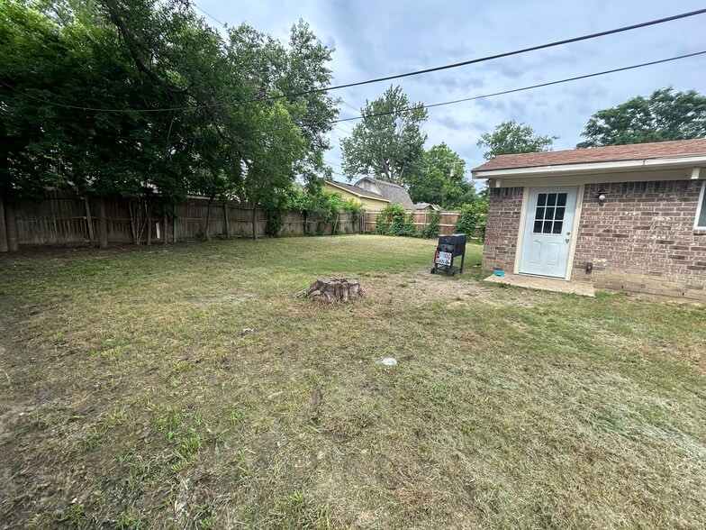 Building Photo - 2808 Buena Vista Dr