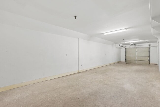 Building Photo - Gated 2BR Townhome Just Minutes from the T...