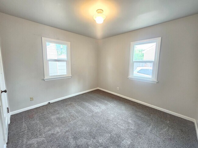Building Photo - $1,895 - 3 Bed / 1 Bath Vintage Bungalow In North Spokane
