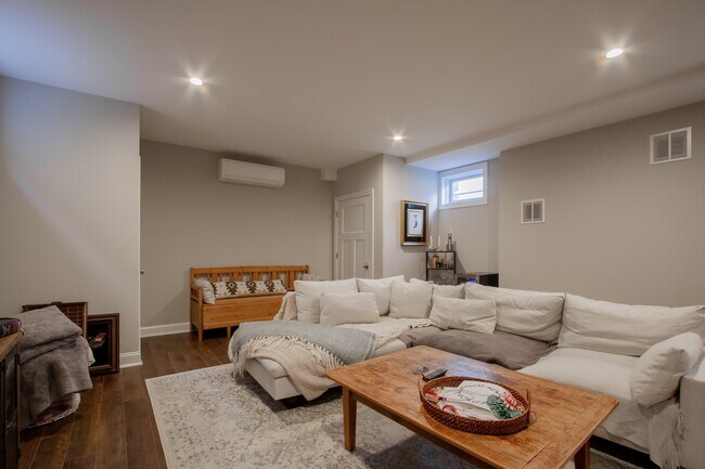 Building Photo - 41 Bank St