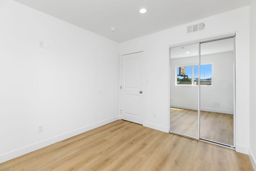 Building Photo - 9613 S Hobart Blvd