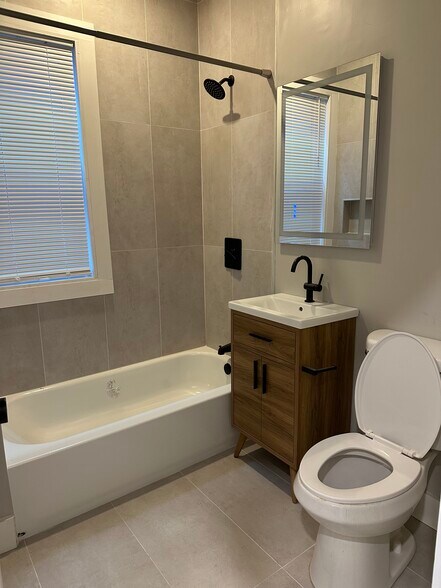 Building Photo - 5 Carson St