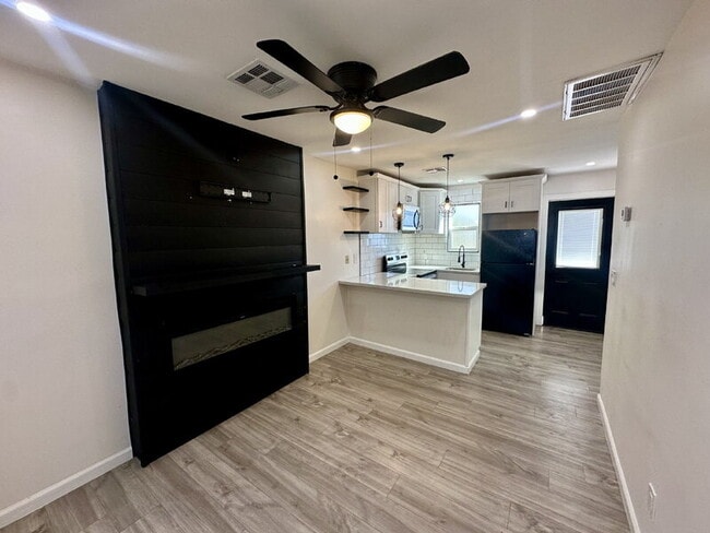 Building Photo - 1447 E Mountain View Rd