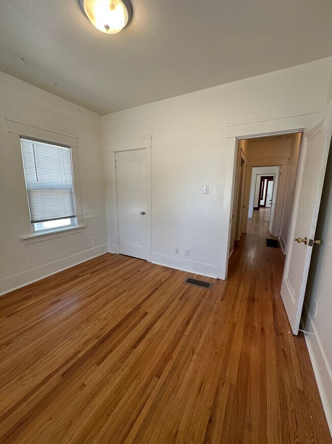 Building Photo - 5 Bedroom House Available Now