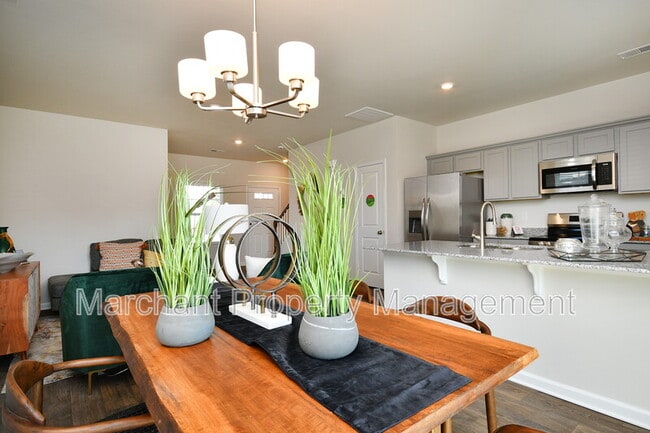 Building Photo - 27 English Ct