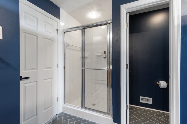 Building Photo - 8120 Stonegate Dr