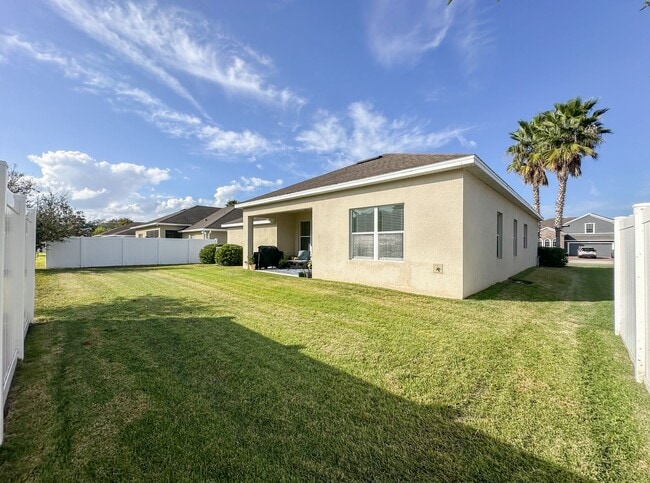 Building Photo - Furnished Rental in Golf Cart District!