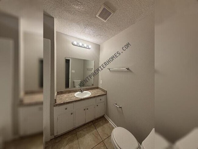Building Photo - 2221 Dorchester Dr