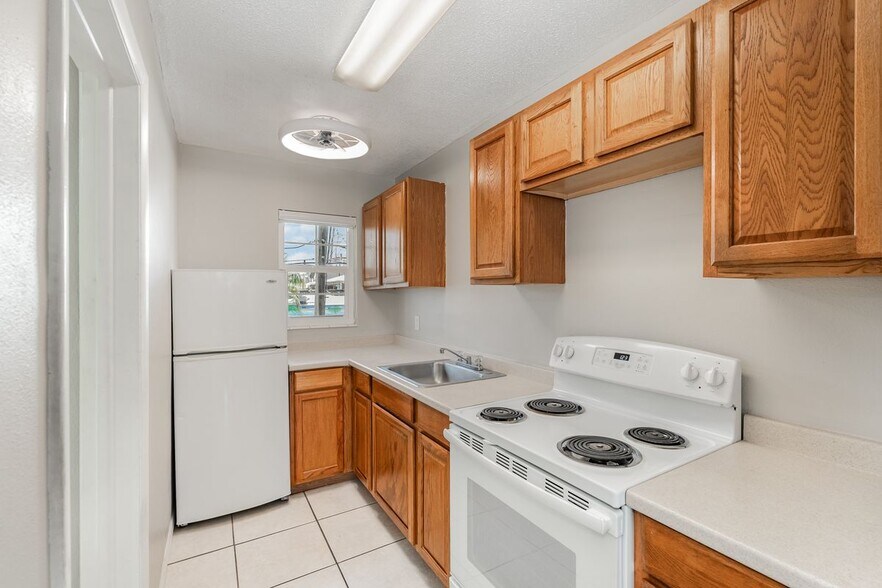 Building Photo - 390 W Cocoa Beach Causeway