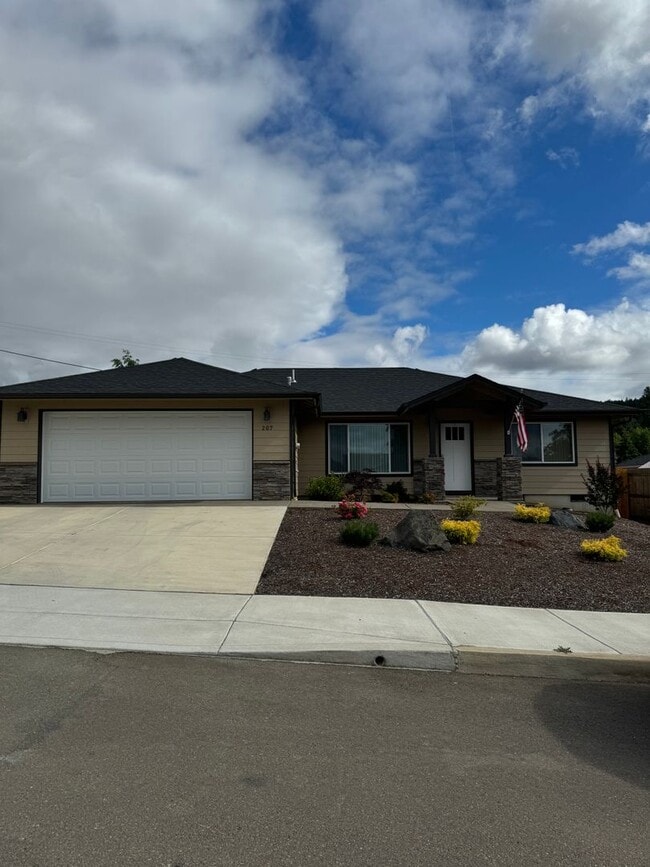 Primary Photo - Newer Sutherlin 3 Bedroom 2 bath home