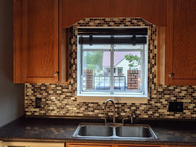 Kitchen Bay Window - 940 Glenn St