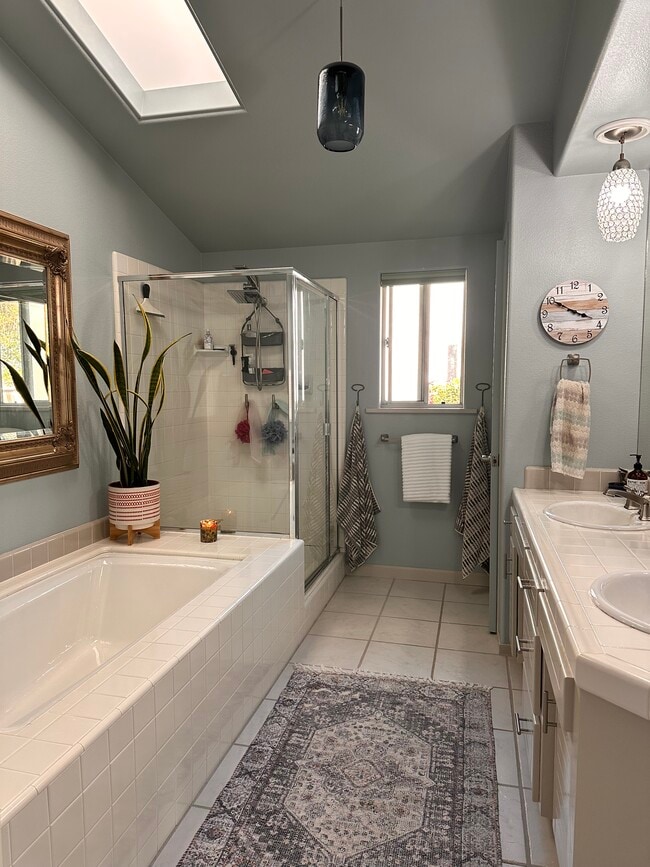 Building Photo - 2560 Juniper Ave