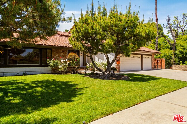 Building Photo - 4933 Collett Ave