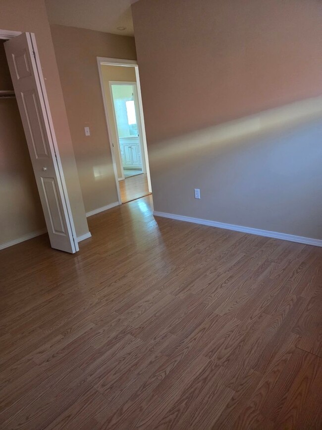 Building Photo - Very nice duplex 2 bedroom 1 bathroom