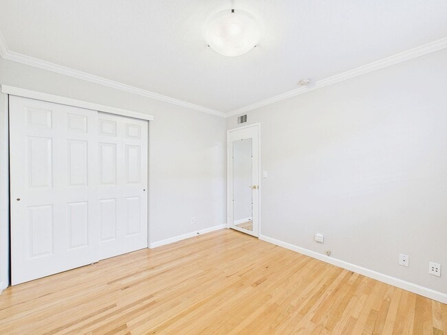 Building Photo - Stunning Turnkey Home in Cambrian!