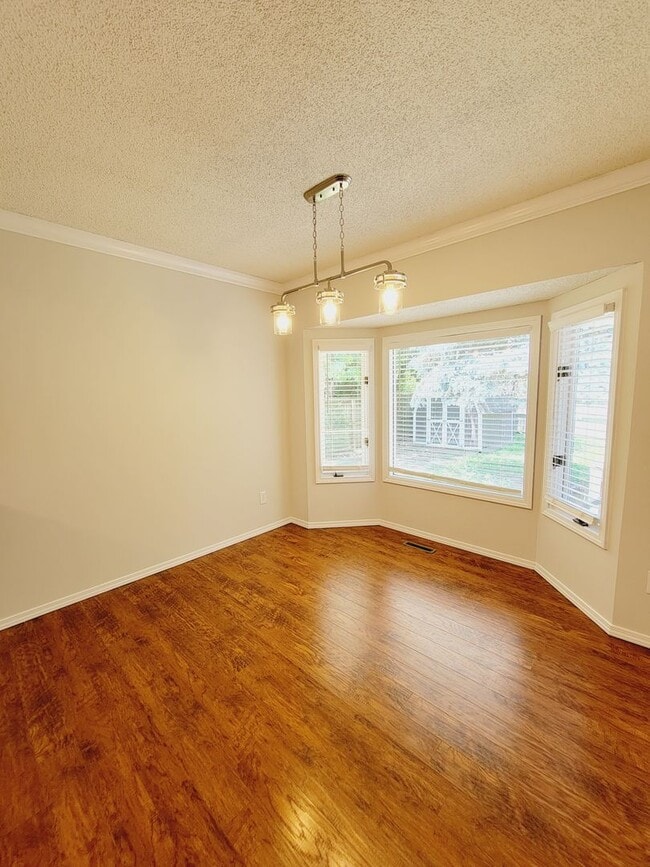 Building Photo - Primrose Market Place Area - Mission Hills Subdivision