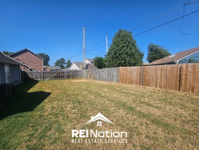 Building Photo - MEMPHIS CHARMER! | Vaulted Ceilings & Brick Fireplace | 3 Bed / 2 Bath