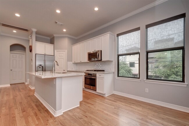 Building Photo - 1708 Utah St