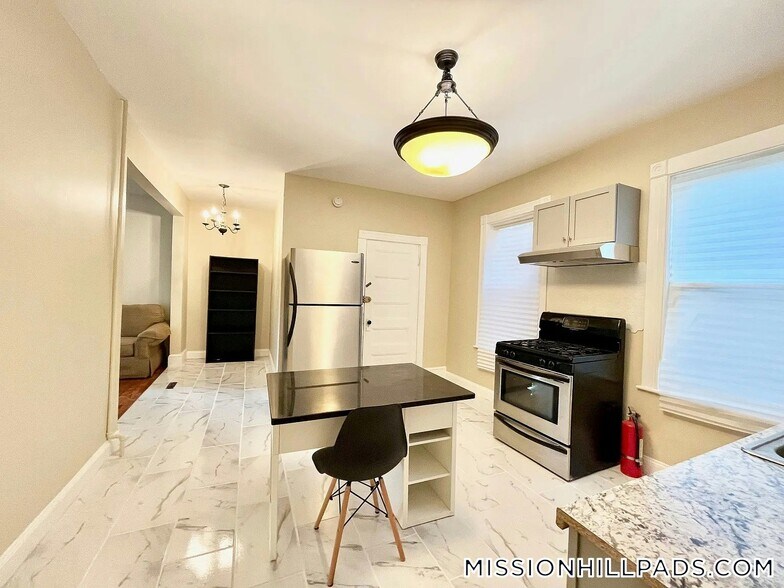 Building Photo - 10 Bucknam St