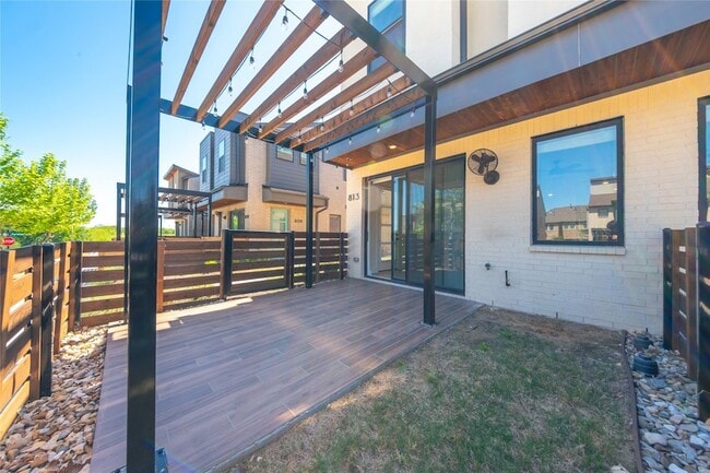 Building Photo - 813 Emerling Dr