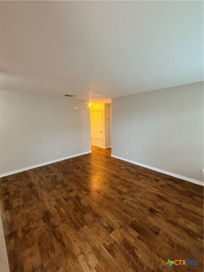 Building Photo - 208 Uhland Rd