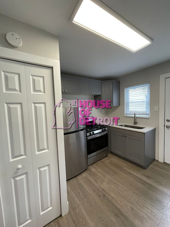 Building Photo - 2 BEDROOM | 1 BATH | FREE PRE SCREEN