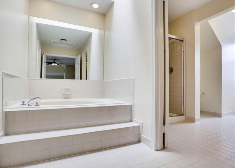 Building Photo - 1303 Fairlakes Pl