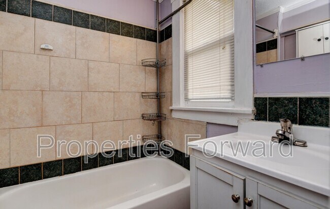 Building Photo - 673 E Sycamore St