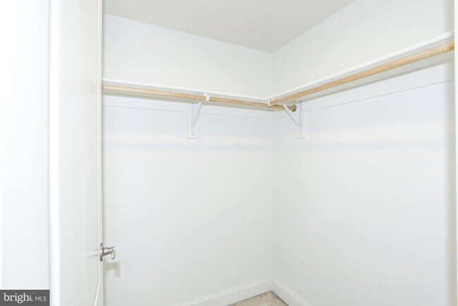 Building Photo - 320 S West St