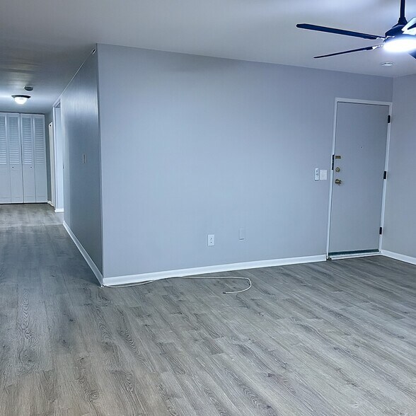 Hallway - 197 N Beverwyck Rd