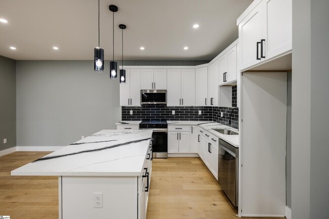 Building Photo - 610 N Shamrock Ave