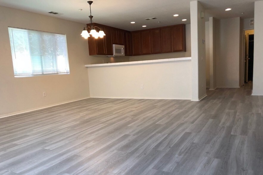 Building Photo - 25794 Iris Ave