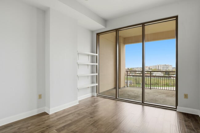 Building Photo - 701 Royal Ct