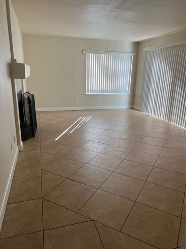 Building Photo - Spacious 4-Bedroom Home in a Quiet Tracy C...
